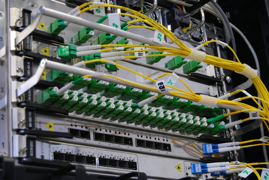 Optikai patchpanel rendezett száloptikai kábelekkel